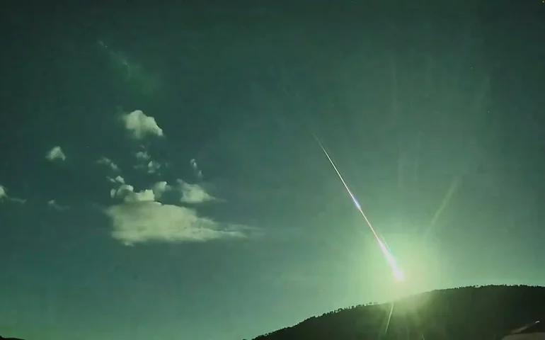 Meteoro corta o céu de Portugal e clarão transforma noite em dia por um instante; vídeos