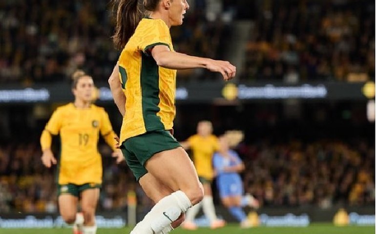 Autora de gols do Canadá, Raso usa laço no cabelo que virou tema de livro infantil; conheça