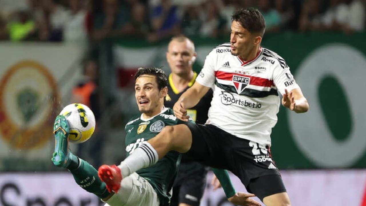 Falta de ação da direção no erro do VAR no clássico irrita política do Palmeiras