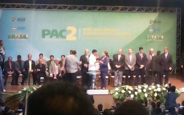 Prefeito Veridiano se encontra com presidenta Dilma e recebe nova caçamba