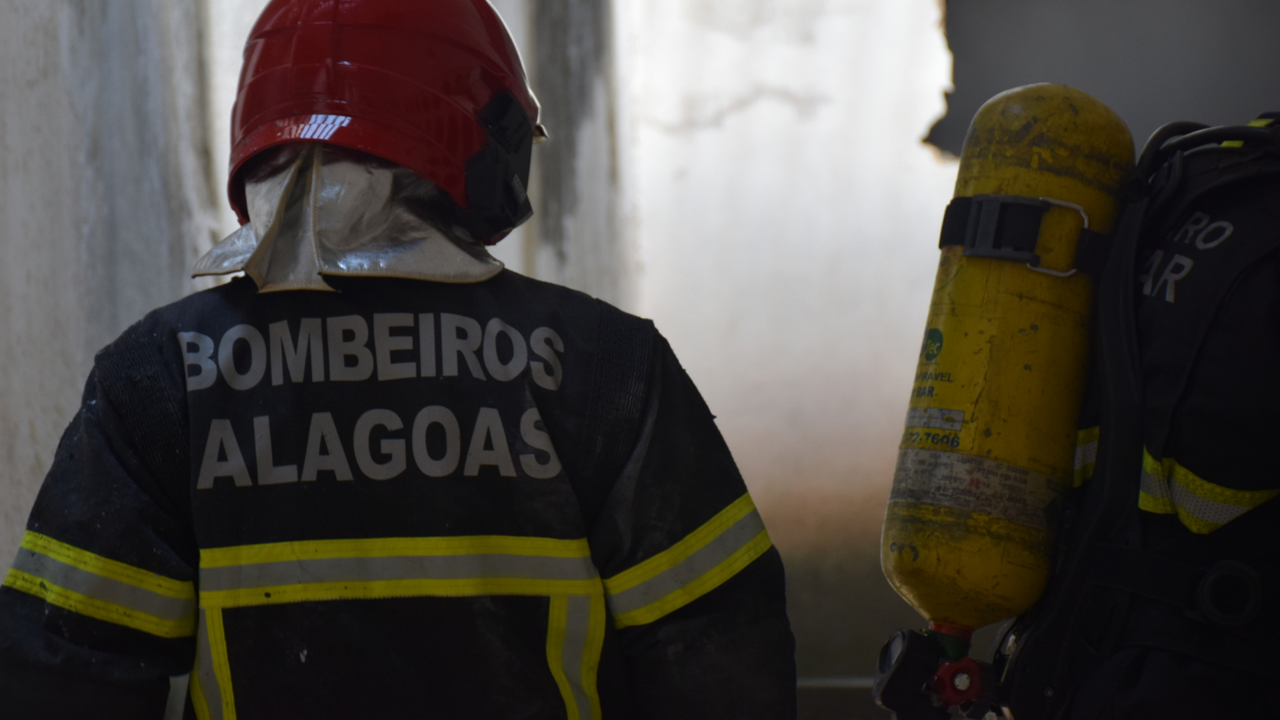 Bombeiros combatem incêndio em estabelecimento comercial em Maceió