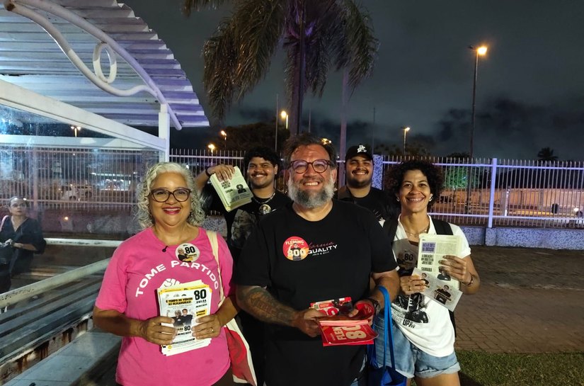 Lenilda Luna realiza panfletagem em Maceió e defende o fim do domínio oligárquico em Alagoas