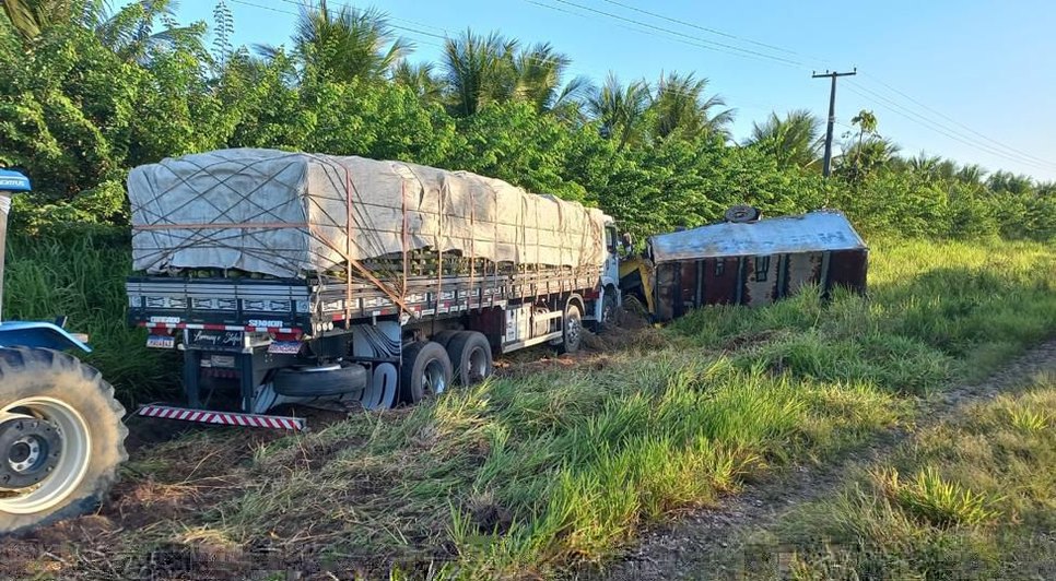 Colisão entre caminhões deixa homem morto e dois feridos em Neópolis