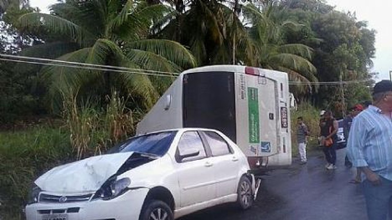 Mãe e filho ficam feridos em acidente envolvendo ambulância cidadã