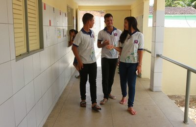 Estudantes de Campestre comemoram início das aulas com escola reformada