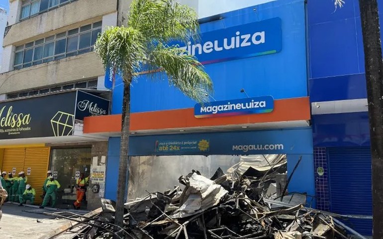 Defesa Civil interdita imóveis vizinhos ao prédio atingido por chamas no Centro de Maceió