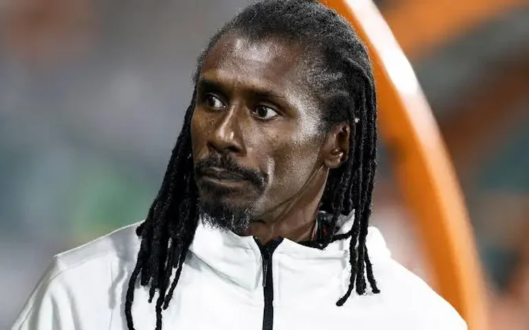Técnico de Senegal chama atenção pelo traje tradicional no sorteio da Copa