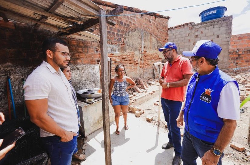 Prefeita de Palmeira visita moradora que perdeu casa em enchente
