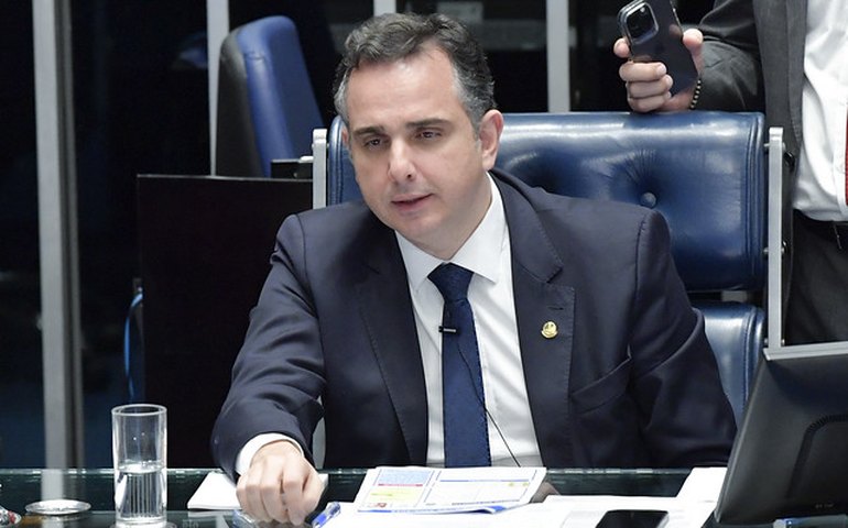 Adiado projeto que permite deduzir doações a pesquisa do cálculo do IRPF