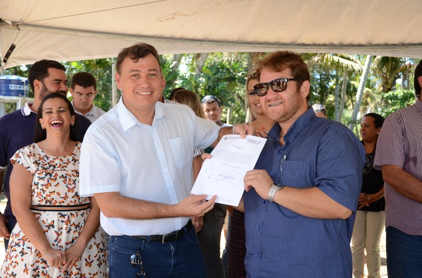 Cristiano assina ordem de serviço para construção de Posto de Saúde