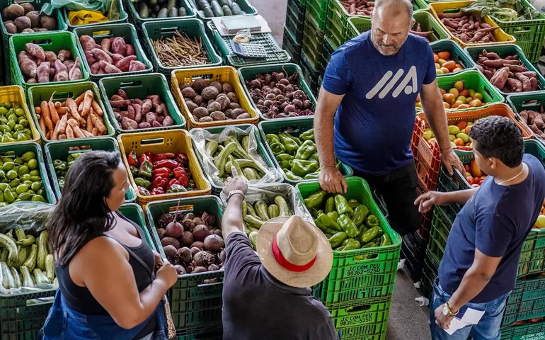 Queda em preços do tomate, arroz e frutas limita inflação de alimentos no IPCA-15