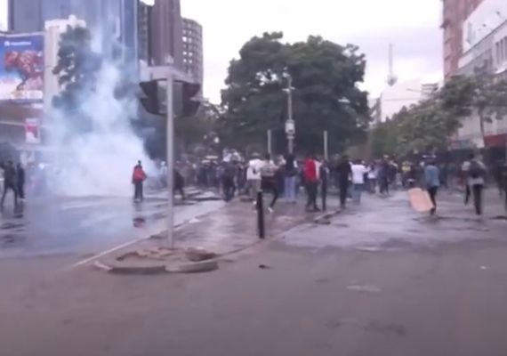 Fotos capturam o momento em que policial atira em homem durante protestos no Quênia