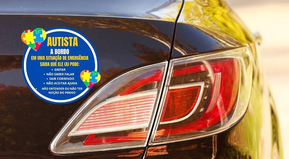 Adesivos serão colocados em veículos que transportam pessoas autistas / Foto: Reprodução