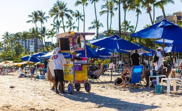 Prefeitura alerta ambulantes da orla de Maceió sobre falsos fiscais