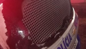 Mulher tenta matar homem com faca, ameaça policiais e quebra vidro de viatura em Aracaju