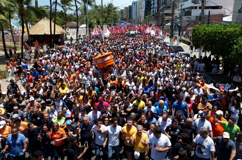 JHC reúne multidão durante campanha gigante na orla de Maceió