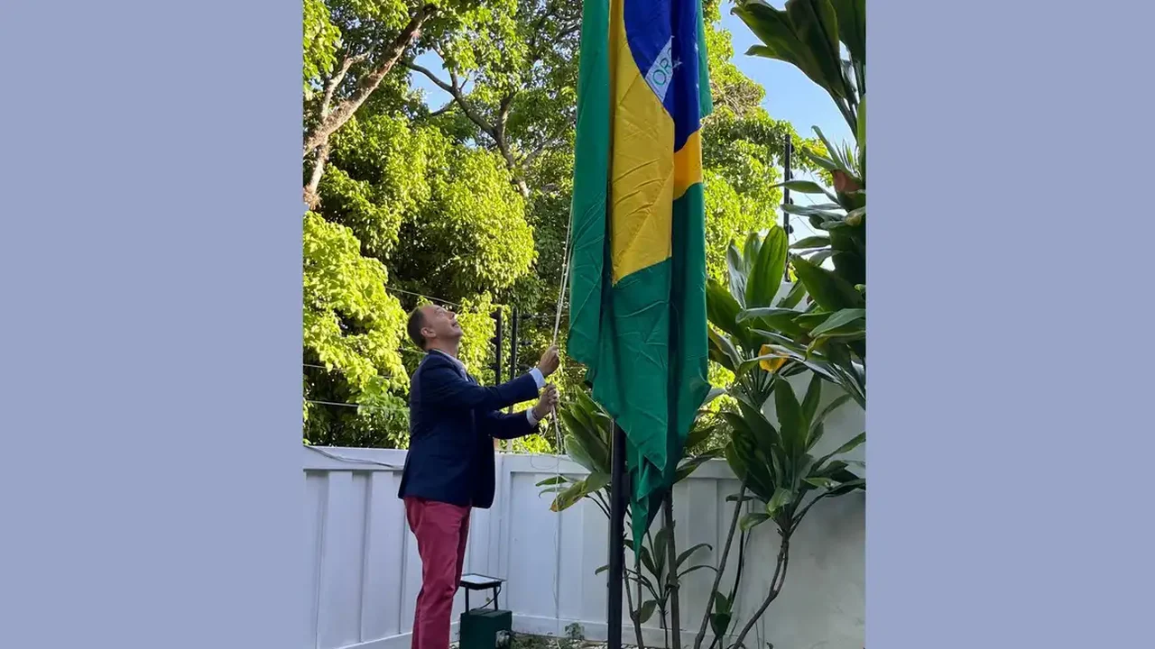 Brasil diz que recebeu com 'surpresa' revogação de custódia de Embaixada argentina em Caracas e afirma que só irá sair após escolha de país substituto
