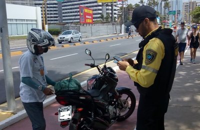 Agentes da SMTT Maceió fiscalizam veículos no final de semana