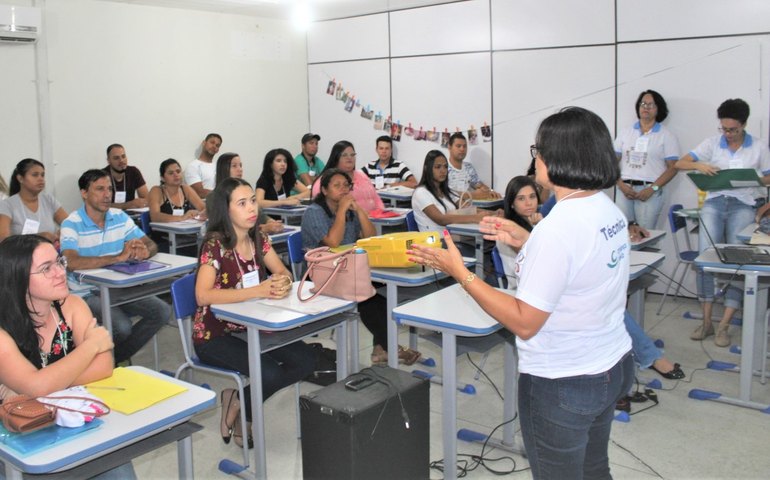 Visitadores recebem capacitação para atender as famílias do Programa Criança Feliz