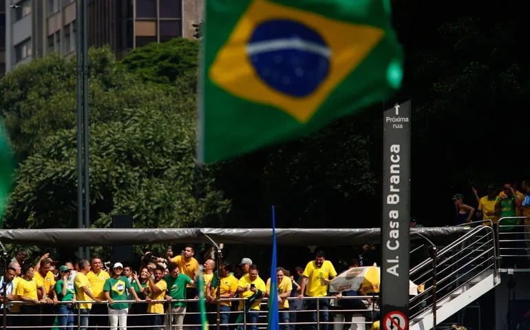 Direita e esquerda ocupam Avenida Paulista após prisão de Bolsonaro
