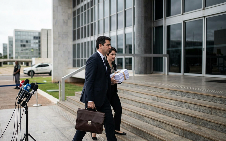 PT aciona TSE por impulsionamento de posts críticos a Lula após desfile de escola de samba