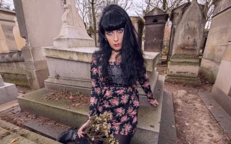 Cantora britânica diz ter sido traída e perseguida após casar com fantasma e 'adotar' boneco de palhaço, nos EUA