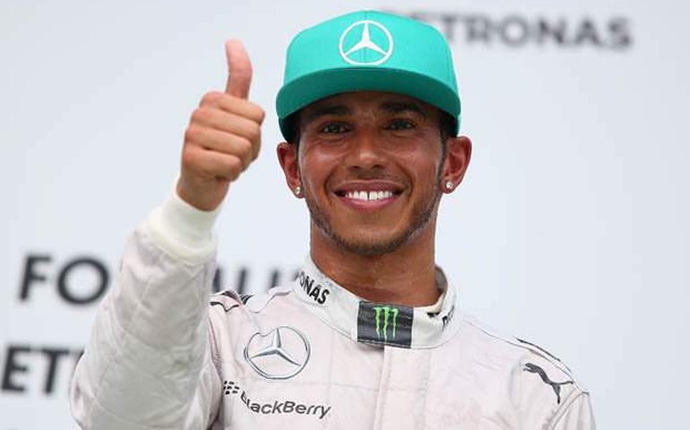 Hamilton diz que coração &#8216;quase parou&#8217; após ter pneu furado na última volta
