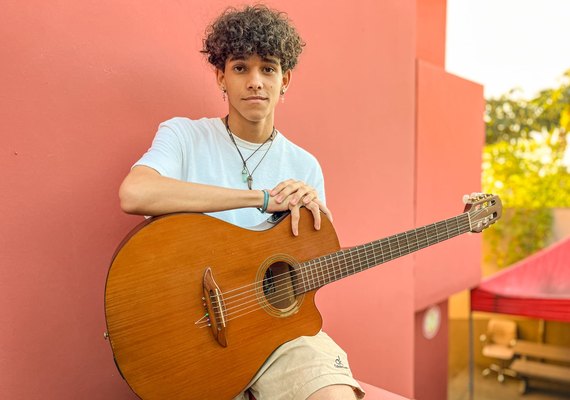 Adolescente convocado do Fábrica de Artistas compõe canções para namorada