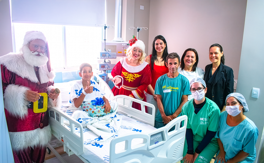 Papai e Mamãe Noel entregam presentes para crianças internadas no Hospital da Cidade