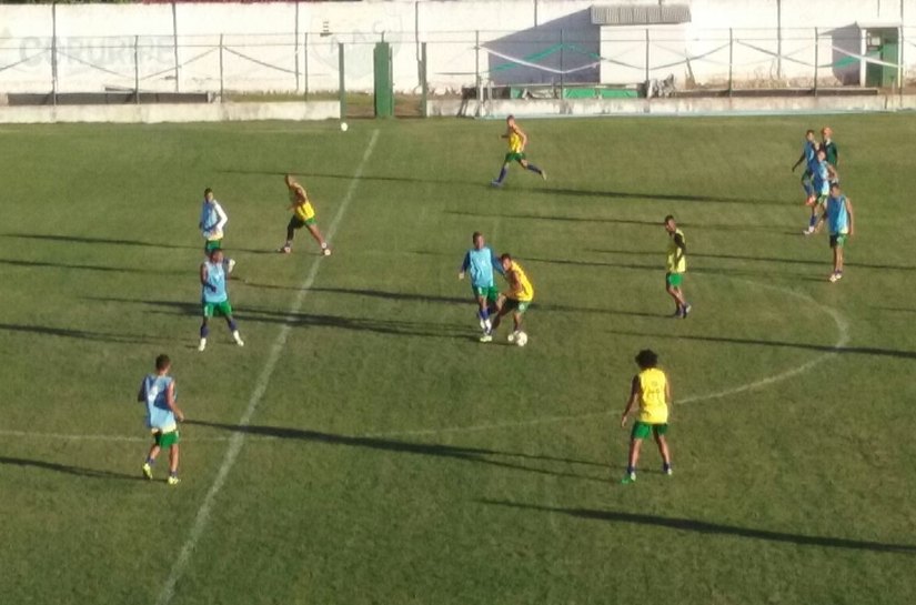 Atacante esperado para hoje só chega amanhã e zagueiro na segunda