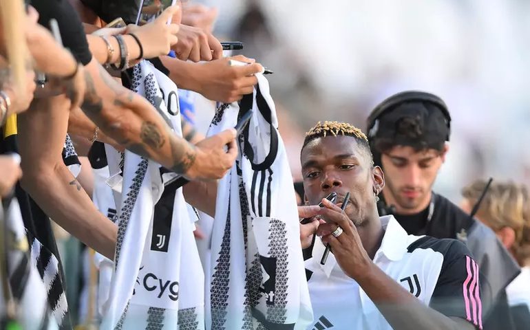 Pogba se diz pronto para voltar e acusa Juve de tê-lo abandonado