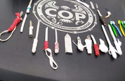 Agentes penitenciários fazem varredura na Penitenciária de Segurança Máxima