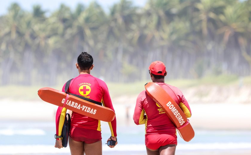 Corpo de Bombeiros salva quatro turistas argentinos de afogamento na praia do Francês