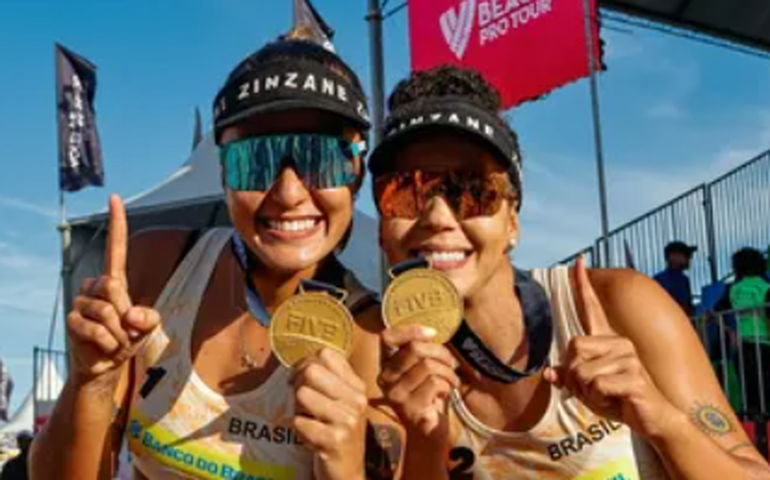 Thâmela e Vic são campeãs da etapa de Saquarema do Circuito Mundial de vôlei de praia