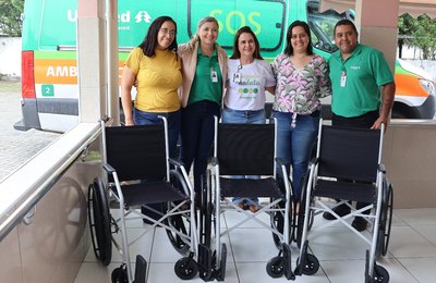 Unimed Maceió doa cadeiras de rodas do projeto “Eu Ajudo na Lata”