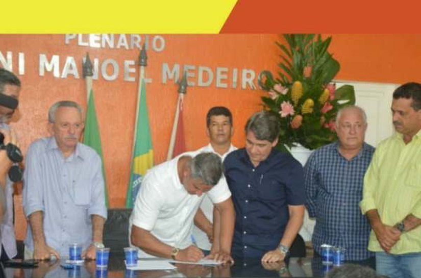 Prefeito de Roteiro assina ordem de serviço para saneamento do município