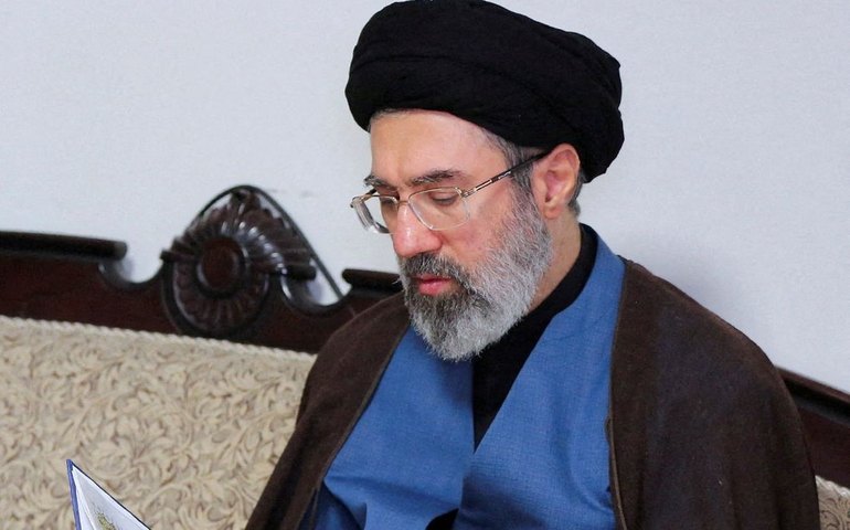 Líder do Irã promete vingança e manter fechado Estreito de Ormuz