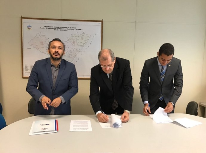 PGE e Escola de Contas firmam convênio de cooperação técnica