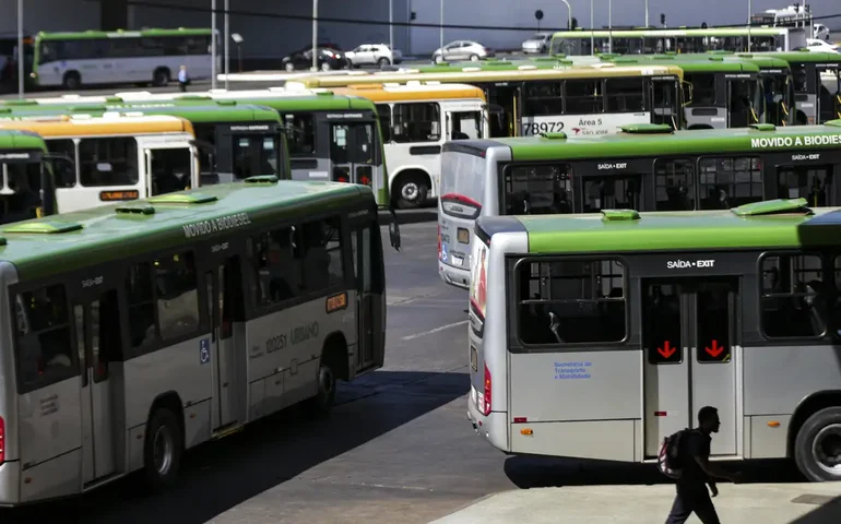 Motoristas de ônibus iniciam paralisação em São Paulo