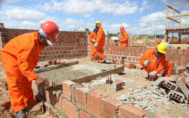Emprego e renda: obras do Canal do Sertão dão trabalho a 2 mil operários