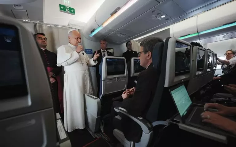 Leão XIV diz não concordar com bênção formal a casais homoafetivos