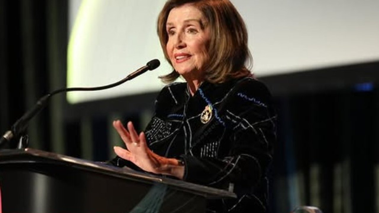 Nancy Pelosi passa por cirurgia no quadril após queda