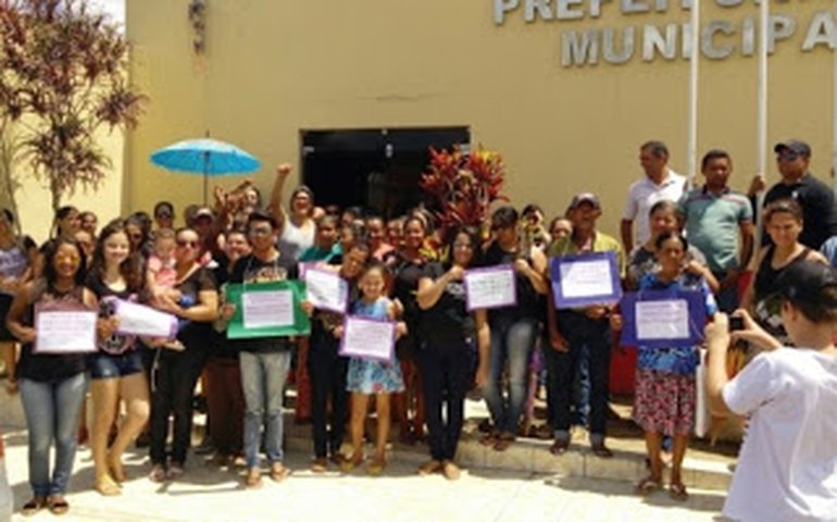 Servidores fazem protesto contra atraso de salários em Olho D’água Grande
