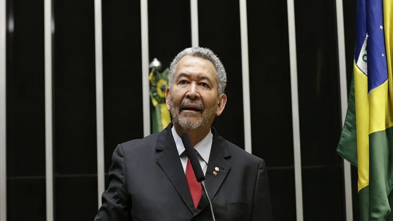 Urbanitários repudiam decisão que afasta Paulão do mandato; Veja nota