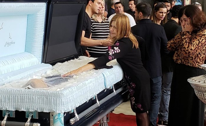 Companheira de Gugu, Rose Miriam Di Matteo, se despede do apresentador em velório em São Paulo
