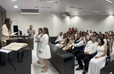 Casais oficializam a união em cerimônia no Fórum de Delmiro Gouveia