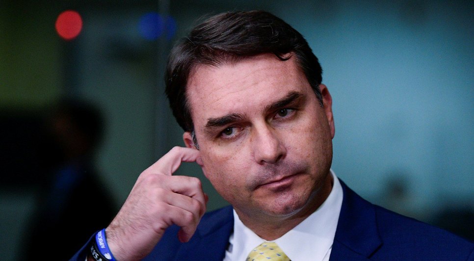Flávio Bolsonaro adota estratégia para manter candidatura forte