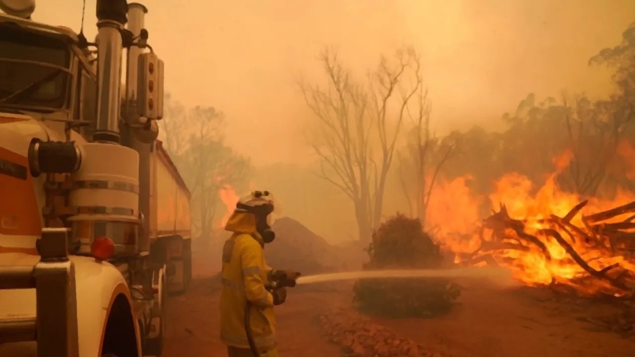 Austrália apela a moradores que busquem abrigo contra incêndios florestais: 'Tarde demais para deixar a área'
