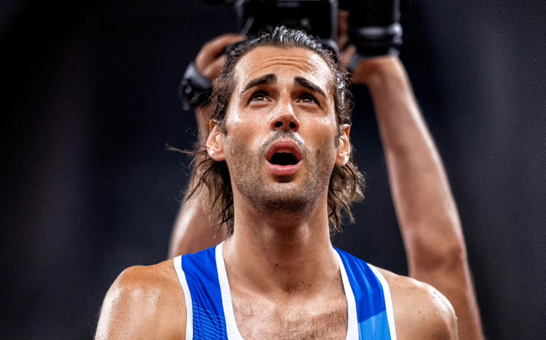 Italiano compete após vomitar sangue, mas termina final do salto em altura em 11º na Olimpíada