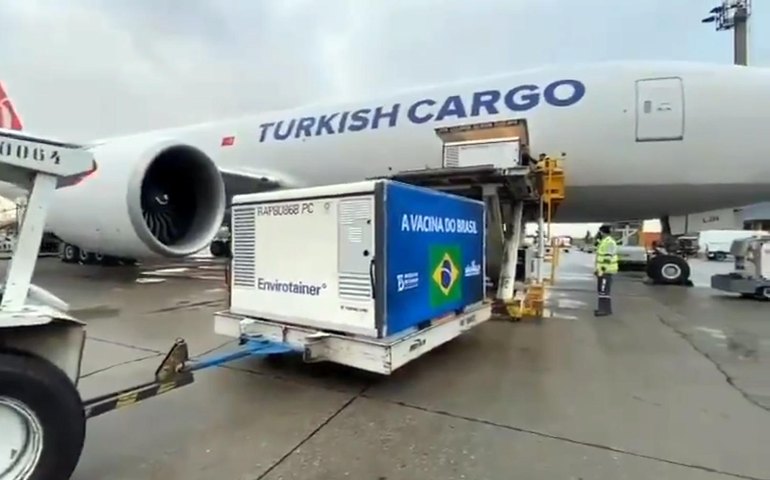 Lote com quase 4 milhões de doses de vacina chega ao Brasil